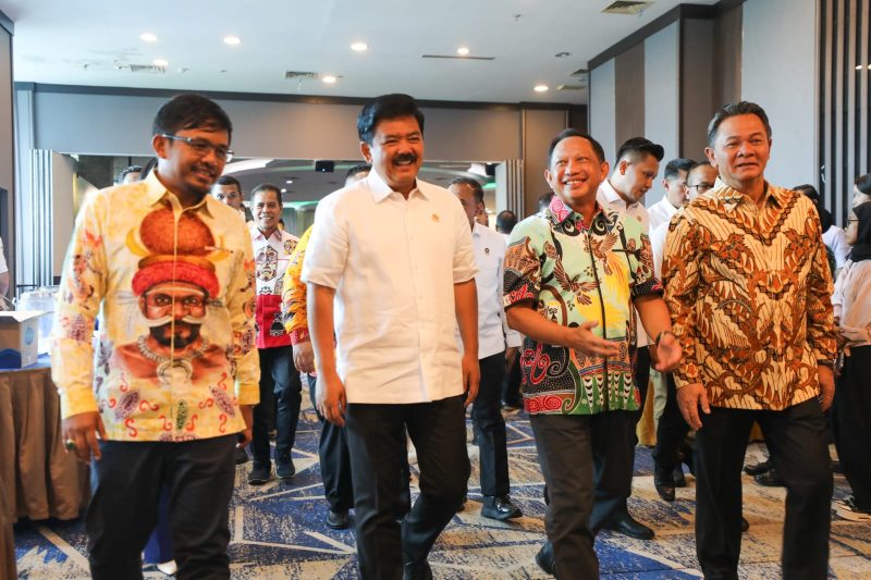 Menko Polhukam, Hadi Tjahjanto (Kedua Kiri) hadir memberikan pengarahan pada Rapat Koordinasi Kesiapan Penyelenggaraan Pilkada Serentak 2024 di Wilayah Papua di Jayapura, Papua, Rabu(29/5/2024). (Foto | HO-Humas Polhukam RI).