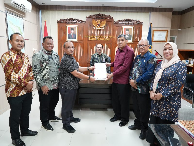 Penandatanganan Berita Acara Pengharmonisasian dan Sinkronisasi Rancangan Qanun Kabupaten Nagan Raya tentang RTRW Tahun 2015-2025, berlangsung di ruang kerja Kakanwil, Kamis (30/5/2024). (Foto |HO- Kanwil Kemenkumham Aceh).