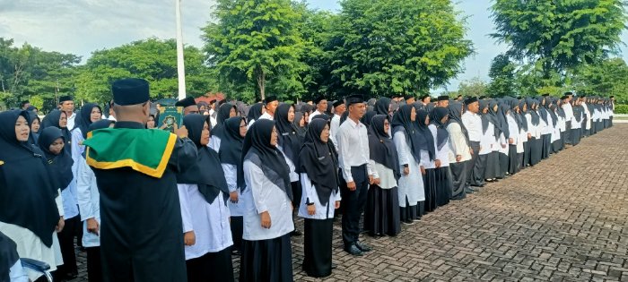  Sekretaris Daerah (Sekda) Abdya Salman Alfarisi menyerahkan Surat Keputusan (SK) kepada ratusan guru dan ratusan tenaga Kesehatan untuk pegawai pemerintah dengan perjanjian kerja (PPPK) formasi 2023 berlangsung di halaman Kantor Bupati Abdya pada Senin 6/5/2024. (Dok: Acehprov.go.id)