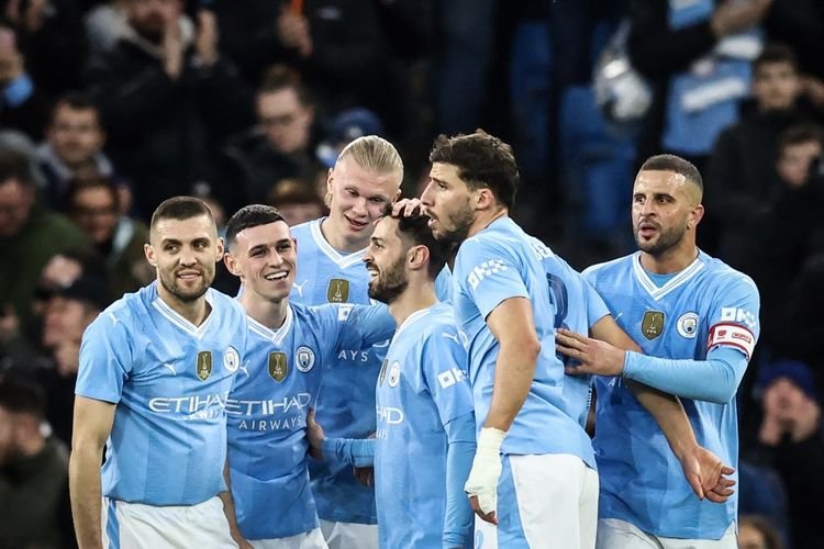 Pemain Manchester City saat merayakan gol Bernardo Silva dalam pertandingan melawan Newcastle United pada perempat final Piala FA di Stadion Etihad, Sabtu (16/3/2024). (FOTO: AFP/DARREN STAPLES)