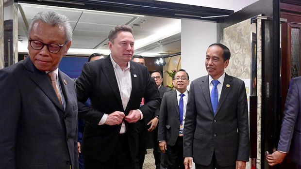 Presiden Joko Widodo bertemu dengan CEO SpaceX dan Tesla, Elon Musk, di sela-sela Konferensi Tingkat Tinggi (KTT) World Water Forum ke-10 yang berlangsung di Bali International Convention Center (BICC), Kabupaten Badung, Provinsi Bali pada Senin, 20 Mei 2024.(Foto | HO-Biro Pers Sekretariat Presiden RI).