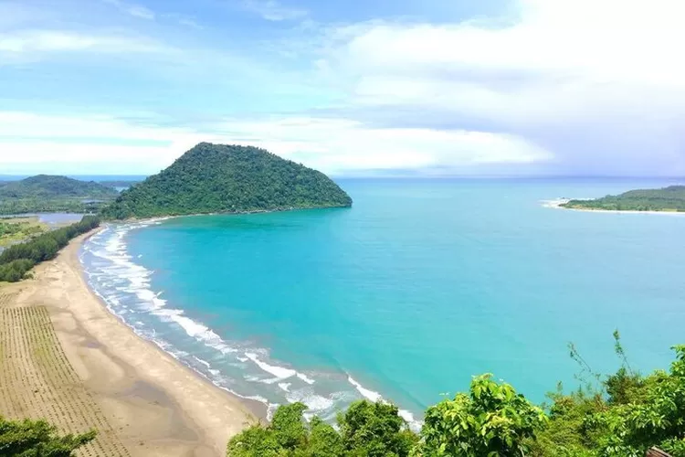 Pesona Garis Pantai Samudera Hindia dari atas Puncak Geurutee. Foto: Dahlan ZA/NOA