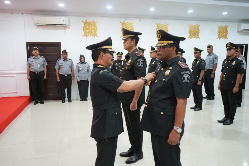 Kepala Kantor Wilayah Kemenkumham Aceh, Meurah Budiman (Pertama Kiri) melantik 14 pejabat manajerial dan non manajerial pada UPT Keimigrasian di Aula Bangsal Garuda, Banda Aceh, Senin (10/6/2024). (Foto /HO-Kanwil Kemenkumham Aceh).