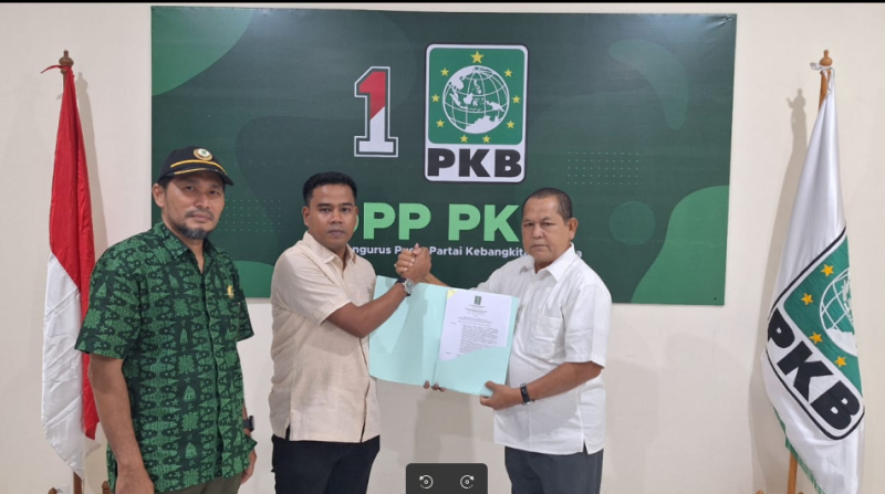 Hasanuddin (paling kanan) menerima surat dukungan untuk maju pada Pilkada Banda Aceh 2024 dari Partai Kebangkitan Bangsa (Foto: noa.co.id/FA)