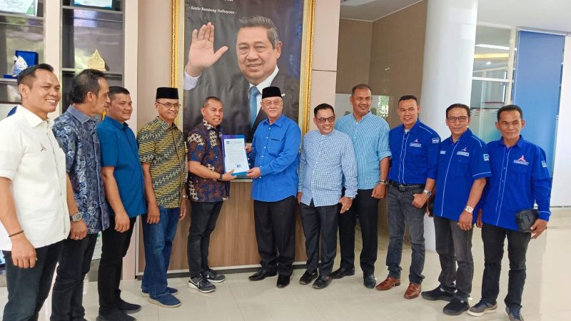 Penyerahan rekomendasi dari DPP Partai Demokrat kepada Tagore - Armia untuk maju di Pilkada Bener Meriah. (Foto: noa.co.id/FA)