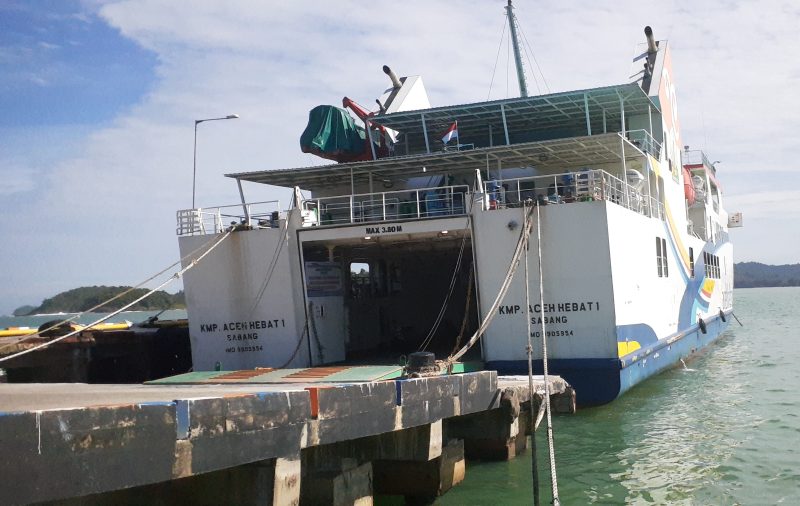 Memasuki H+ 2 Idul Adha 1445 Hijriah, Kapal Motor Penyeberangan (KMP) Aceh Hebat 1 melayani masyarakat dari pelabuhan Calang Kabupaten Aceh Jaya ke daerah kepulauan yakni Sinabang Kabupaten Simeulue, Selasa (18/6/2024). Jadwal keberangkatan Pukul 17.00 Wib Setiap hari selasa dan Jumat. NOA.co.id FOTO/Farid Ismullah.