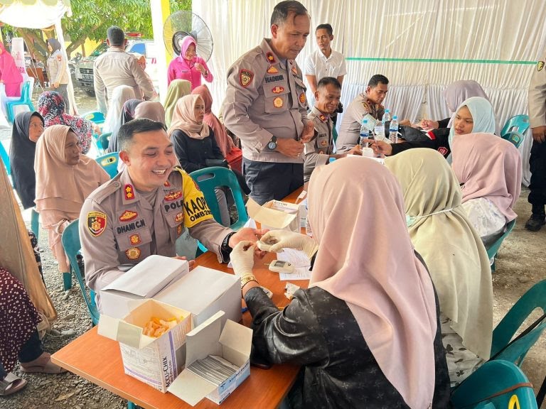 Kapolres Aceh Besar AKBP Dhani Catra Nugraha, S.H., S.I.K., M.H., memeriksa kesehatan pada acara bakti kesehatan yang digelar di Polsek Suka Makmur, Aceh Besar, Rabu (19/6/2024) (Foto: noa.co.id/FA)