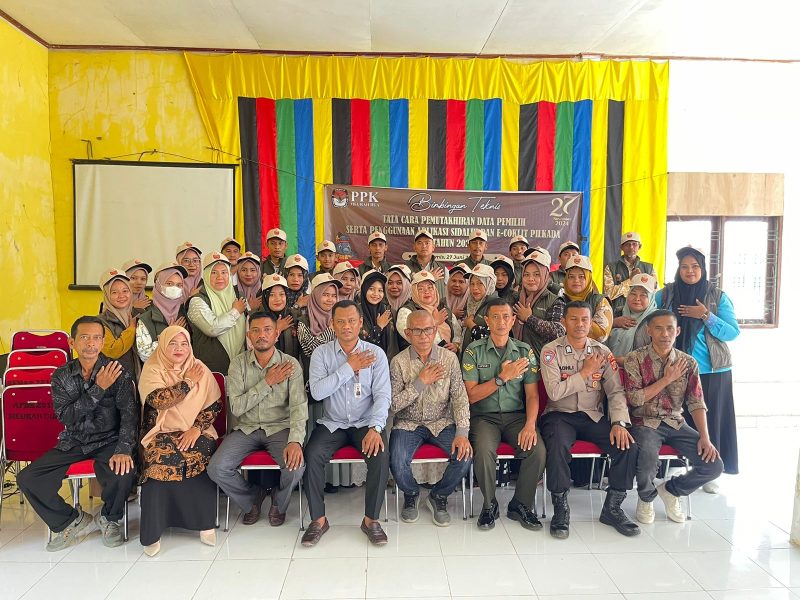 Panitia pemilihan kecamatan (PPK) Kecamatan Meurah Dua foto bersama dengan peserta bimbingan Teknis (Bimtek) di aula kantor camat meurah dua, kamis 27 juni 2024 (Foto: noa.co.id/Muhammad Rissan)