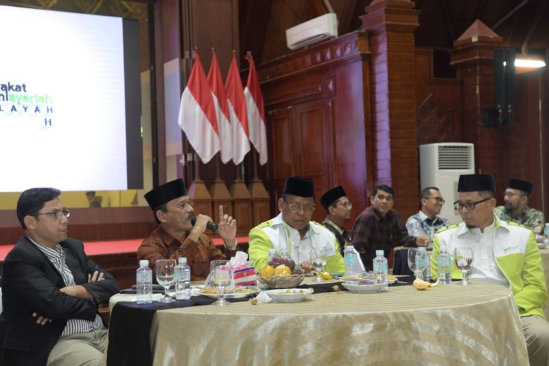 Asisten Perekonomian dan Pembangunan Sekda Aceh Mawardi, saat menghadiri Halal Bi Halal dan Talk Show Pengurus Wilayah Masyarakat Ekonomi Syariah, di Anjong Mon Mata, komplek Meuligoe Gubernur Aceh, Sabtu (04/05/2024). (FOTO | BIRO ADPIM SEKDA ACEH)