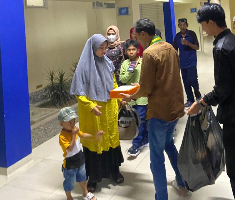 Serikat mahasiswa muslimin Indonesia MP (SEMMI MP) cabang Banda Aceh memberikan makanan bergizi gratis kepada pengunjung rumah sakit ZA, Sabtu (1/6/2024). (Foto/Farid Ismullah/NOA.co.id).