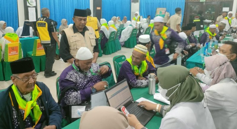 Jama'ah haji Pidie Jaya melaksanakan pemeriksaan kesehatan lanjutan di Di Asrama haji, Banda Aceh, Senin (3/6/2024). (Foto: Muhammad Rissan/NOA.co.id).