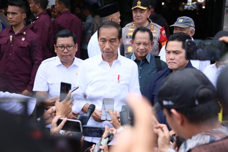 Menteri Dalam Negeri (Mendagri) Muhammad Tito Karnavian (Kedua kanan) mendampingi Presiden Joko Widodo (Kedua Kiri) saat meninjau pasar Senggol di Kota Dumai, Riau, Sabtu (1/6/2024). (Foto | HO-Puspen Kemendagri).