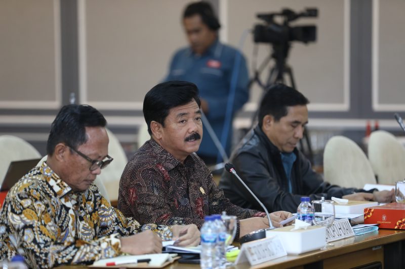 Menko Polhukam Hadi Tjahjanto (Tengah) saat Rapat Kerja Panitia Khusus RUU tentang Perubahan Atas UU Nomor 32 Tahun 2014 tentang Kelautan di DPR RI, Jakarta, Senin (3/6/2024). (Foto | HO-Humas Kemenko Polhukam RI).