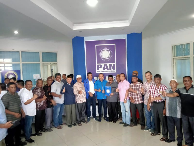 Abdurrahman Puteh ( Tengah Peci Hitam) saat Foto bersama di Kantor Dewan Pimpinan Wilayah Partai Amanat Nasional (DPW PAN), Banda Aceh, Senin (3/6/2024). (Foto: Muhammad Rissan/NOA.co.id).