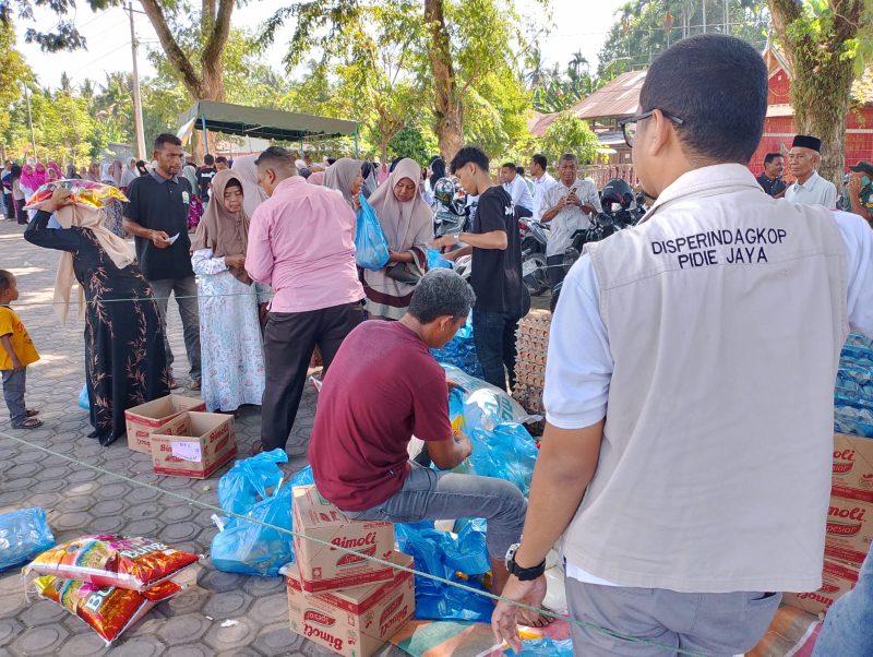 Kegiatan Pasar murah dalam rangka menyambut hari raya idul Adha 1445 H/2024, Pidie Jaya, Rabu (5/6/2024). (Foto: Muhammad Rissan/NOA.co.id).