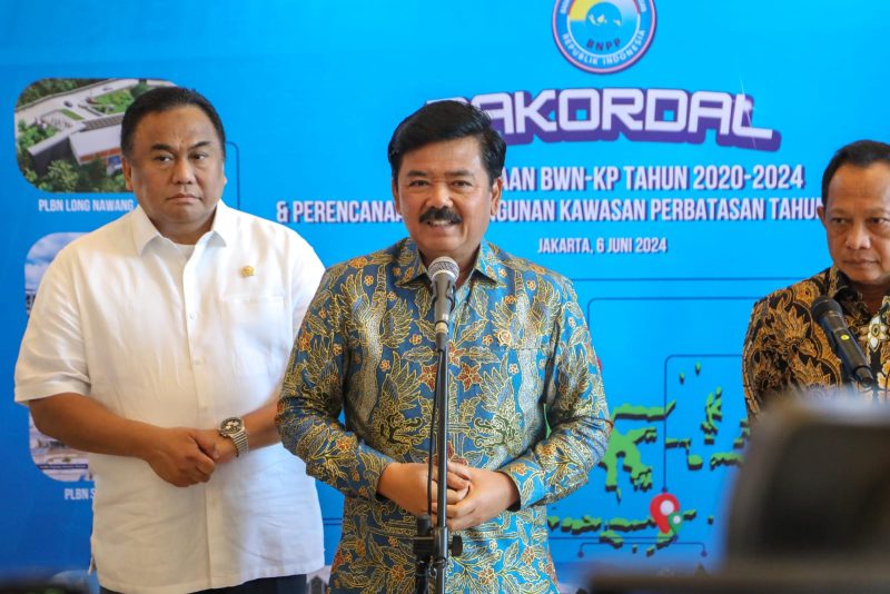 Menteri Koordinator Bidang Politik, Hukum, dan Keamanan, Hadi Tjahjanto (Tengah) bersama Menteri Dalam Negeri, Tito Karnavian (Pertama Kanan) saat membuka Rapat Koordinasi Pengendalian Badan Nasional Pengelola Perbatasan (BNPP), Jakarta, Kamis (6/6/2024). ( Foto | Ho-Humas Kemenko Polhukam).