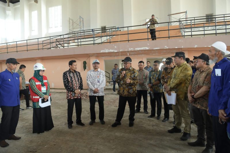 Pj. Gubernur Aceh, Bustami, SE. MSi didampingi Sekda Aceh, Azwardi dan Dinas terkaitl meninjau Venue Basket untuk PON XXI Aceh Sumut,  Kamis (06/06/2024). Foto: dok. Humas Pemerintah Aceh. 