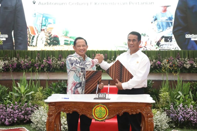 Mendagri Tito Karnavian (Pertama Kiri) bersama Mentan Andi Amran Sulaiman (Pertama Kanan), menandatangani Memorandum of Understanding (MoU) progam cetak sawah rakyat di Auditorium Gedung F Kantor Pusat Kementan, Jakarta, Jumat (7/6/2024). (Foto | HO-Puspen Kemendagri).