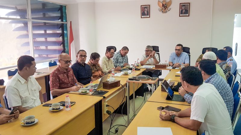 Pj Gubernur Aceh, Bustami Hamzah saat mengikuti rapat pertemuan bersama Manajement BPKS yang berlangsung di Kantor pusat BPKS, Sabtu (08/06/2024) (Foto: noa.co.id/FA)