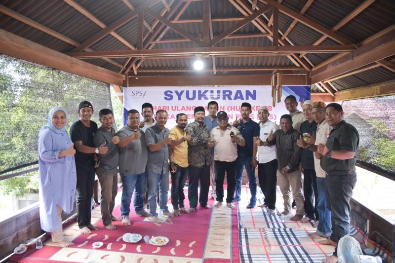 Foto bersama pengurus SPS Aceh bersama Ketua PWI Aceh pada peringatan HUT ke 78 SPS yang digelar di Kantor Media Pos Aceh, di Gampong Doy, Sabtu (8/6/2024). Foto: dok. Alfarizi. 