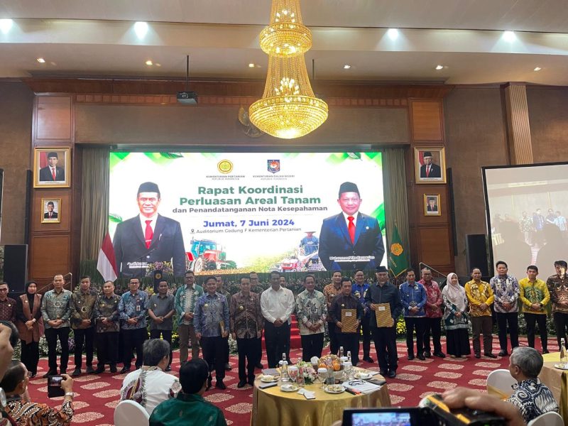 Plt Kepala Dinas Tanaman Pangan Hortikultura dan Peternakan (DTPHP) Aceh Singkil Syam'un saat menghadiri Gelar Rapat Koordinasi Perluasan Areal Tanam, yang berlangsung di auditorium Kementan RI, Jumat (07/06/2024) (Foto: noa.co.id/FA)