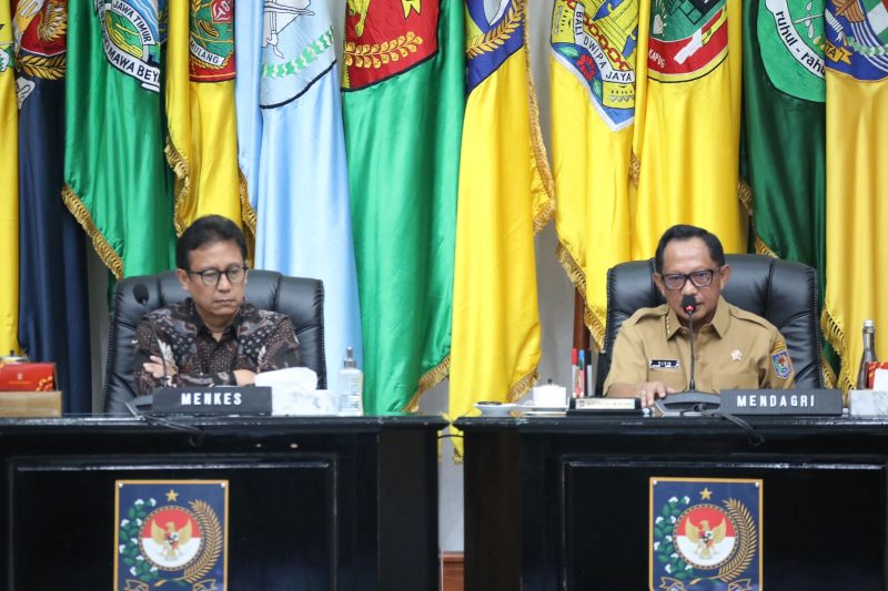 Mendagri Tito Karnavian (Pertama Kanan) bersama Menkes Budi Gunadi Sadikin (Pertama Kiri) saat Rapat Koordinasi Pengendalian Inflasi Daerah yang dirangkaikan dengan Penanggulangan Tuberculosis di Gedung Sasana Bhakti Praja Kantor Pusat Kementerian Dalam Negeri (Kemendagri), Jakarta, Senin (10/6/2024). NOA.co.id/HO-Puspen Kemendagri.