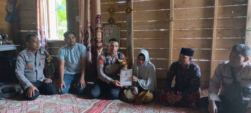 Bantuan dari Kapolres Aceh Timur diterima langsung Keluarga Korban Kecelakaan Tunggal di Pantee Bidari. Foto: dok. Polsek Pante Bidari. 