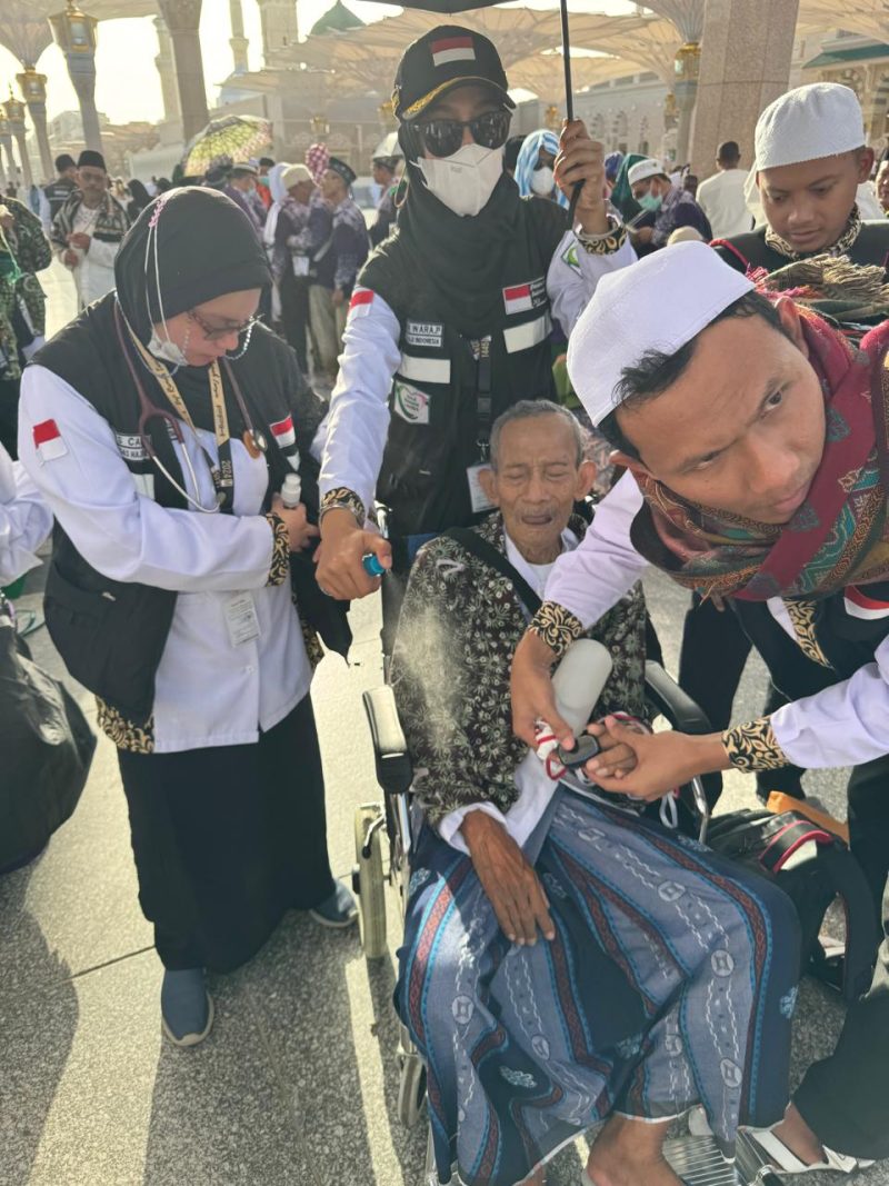 Kisah Polwan Bantu Jemaah Haji saat Cuaca Panas di Arab Saudi. Foto: dok. Humas Polri. 