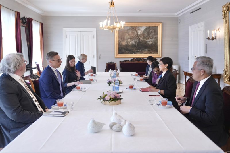 Menteri Luar Negeri RI Retno Marsudi (Kedua Kanan) melakukan kunjungan kehormatan kepada Presiden Alexander Stubb di Helsinki, Kamis (13/4/2024).(NOA.co.id/HO/Kemlu RI)