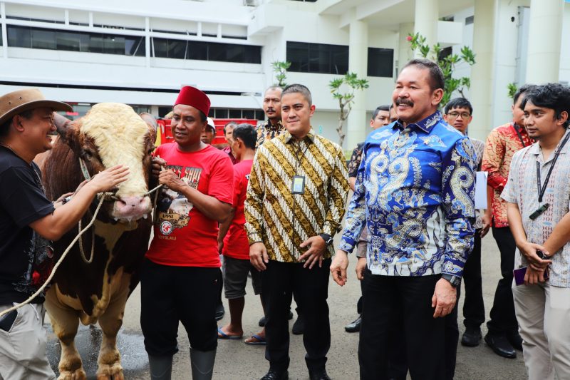 Jaksa Agung ST Burhanuddin (Kedua Kanan) saat Acara Penyerahan Hewan Kurban dalam rangka menyambut Hari Raya Idul Adha 1445 H/2024 M di Halaman Gedung Utama Kejaksaan Agung, Jum'at (14/6/2024). (NOA.co.id/HO/Puspenkum Kejagung RI).