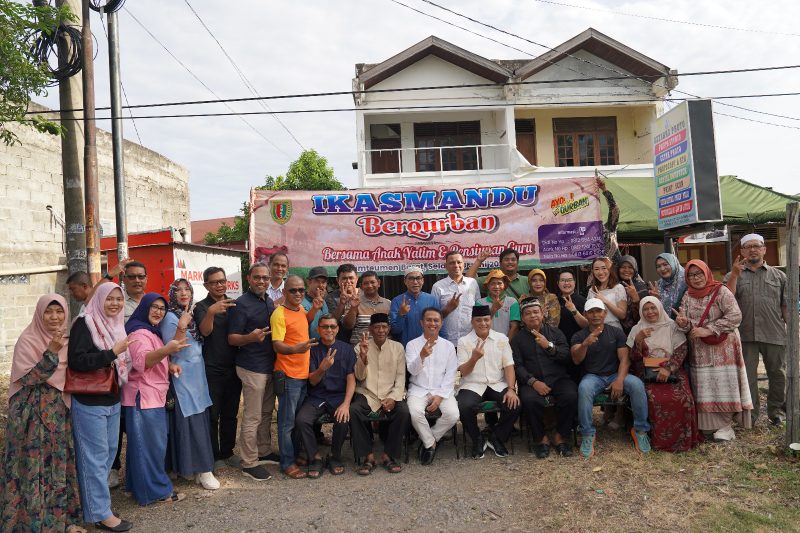 Ikatan Alumni SMA Negeri Dua (Ikasmandu) Banda Aceh mengadakan penyembelihan hewan kurban berupa sapi yang akan dibagikan kepada Anak yatim dan Pensiunan Guru di lingkungan SMAN 2, Banda Aceh, Aceh, Selasa (18/6/2024).(NOA.co.id/HO/Ikasmandu)