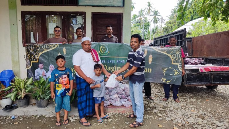 Tgk Nasruddin, S.pd.i (Kedua Kiri) pengasuh anak yatim Bustanul Aitam menerima paket daging Kurban dari Kejari Pidie Jaya yang diserahkan Oleh Hafrizal, SH. MH Kasi Intelijen, Rabu (19/6/2024). (Foto | Muhammad Rissan/NOA.co.id)