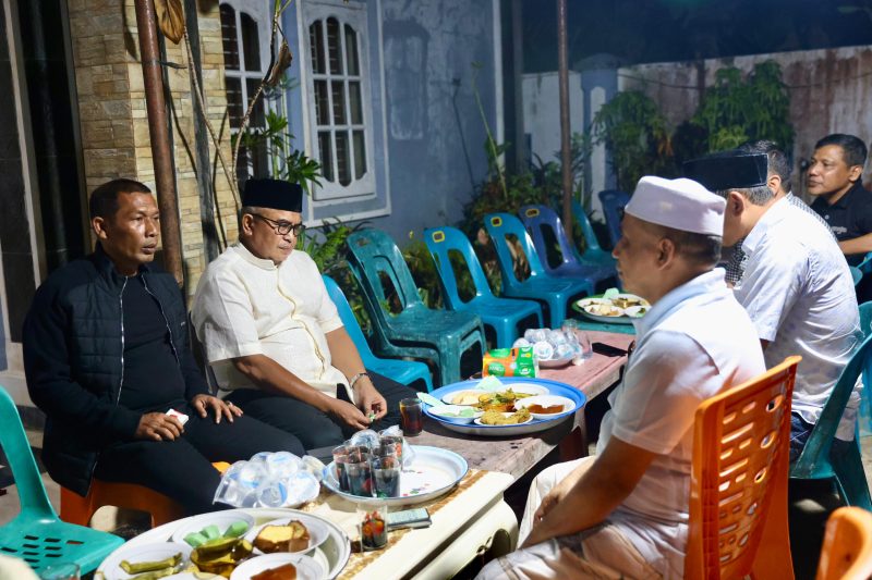 Penjabat Gubernur Aceh, Bustami, SE, M.Si.,    bersama Ketua DPRA, Zulfadhli, A.Md, melakukan takziah ke rumah Almarhum Syarbaini Ben Tgk H.Ishak, ayah Mertua Kamarruddin Abubakar (Abu Razak) di Kembang Tanjong, Pidie, Rabu, 19/06/2024 (Foto: noa.co.id/FA)