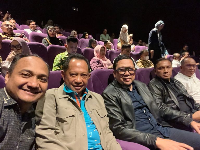 Ketua Komite I DPD RI, Fachrul Razi (Pertama Kiri) bersama Mendagri Muhammad Tito Karnavian (Kedua Kanan) juga Ketua Komisi II DPR RI dan Koordinator Presidium MU Kahmi Ahmad Doli Kurnia Tanjung nonton bareng Film Lafran Pane segenap kader dan alumni Himpunan Mahasiswa Islam (HMI) di Jakarta Teater XXI Jakarta pusat, Kamis (20/6/2024). (NOA.co.id/HO)