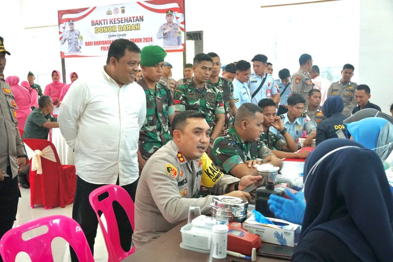 Sekda Aceh Besar Drs Sulaimi MSi mendampingi Kapolres Aceh Besar AKBP Dhani Catra Nugraha S.H.,S.I.K.,M.H sesaat sebelum donor darah di Aula Satya Haprabu Mapolres, Kota Jantho, Kamis (20/06/2024) (Foto: noa.co.id/FA)