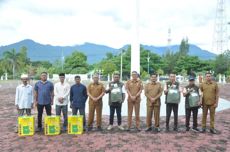 Foto bersama usai penyerahan handsprayer kepada para petani di halaman Kantor Bupati Aceh Besar, di Kota Jantho, Senin (24/6/2024) Foto: dok. MC Aceh Besar. 