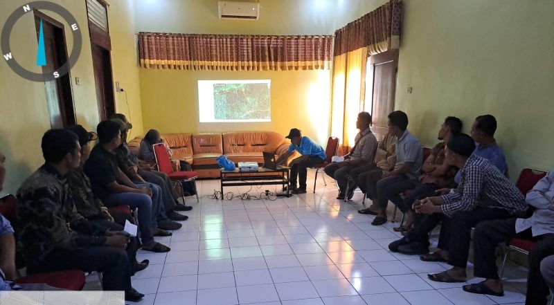 Petugas Balai Konservasi Sumber Daya Alam Aceh (BKSDA) mengelar Diskusi bersama sejumlah perangkat desa untuk membangun komitmen dan kesepakatan pemeliharaan kawat kejut (power fencing) di Kec. Geuleumpang Tiga Kab. Pidie, Aceh, Senin (24/6/2024). Diskusi tersebut terkait upaya mitigasi konflik antara manusia dan gajah liar. NOA.co.id/HO/BKSDA Aceh