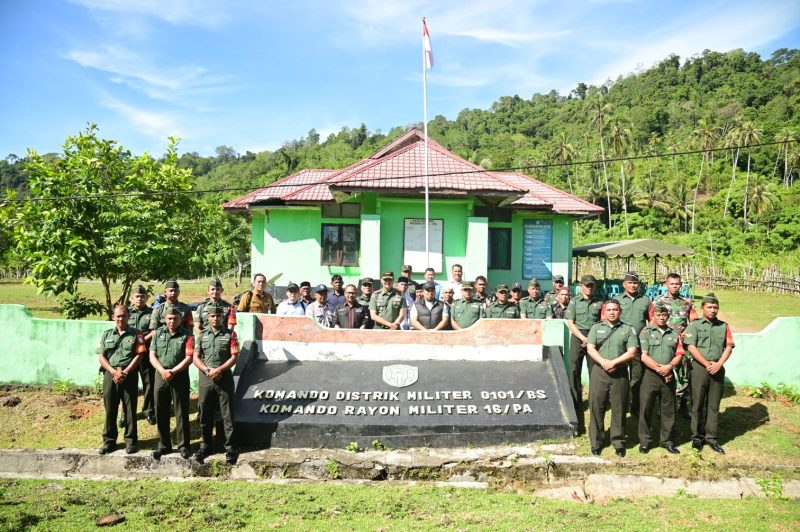 Penjabat (Pj) Bupati Aceh Besar Muhammad Iswanto S.STP, MM bersama Komandan Kodim 0101/KBA dan Pimpinan Bank Aceh Cabang Kota Jantho, Afzal Ilmi melakukan foto bersama Danramil beserta Babinsa Koramil Pulo Aceh, Selasa (25/06/2024) (Foto: noa.co.id/FA)