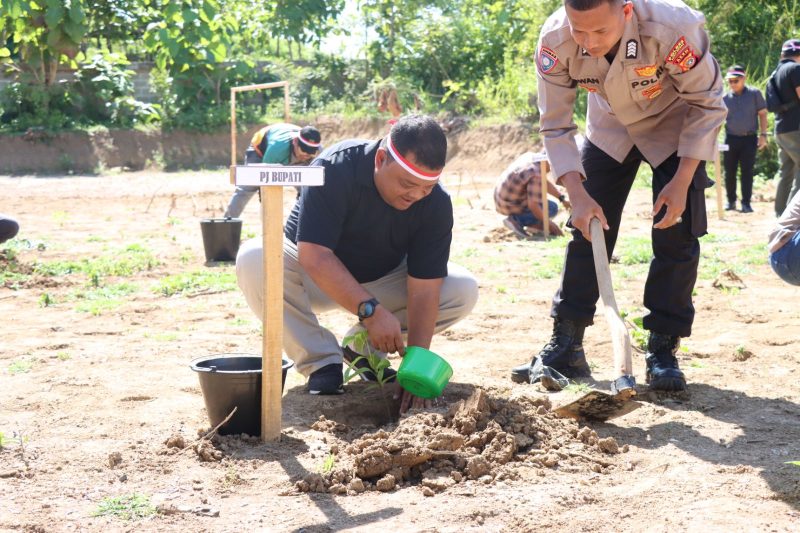 Sekda Drs Sulaimi MSi tanam pohon dalam rangka HUT Bhayangkara ke-78 di Mapolres, Kota Jantho, Sabtu (29/06/2024). Foto: MC Aceh Besar.