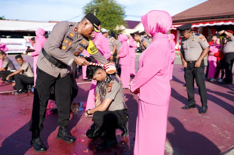 Wakapolres Pidie Kompol Misyanto saat memandikan personel Polres yang naik pangkat di halaman tengah Mapolres setempat, Minggu, (30/6/2024) (foto Dok Humas Polres).