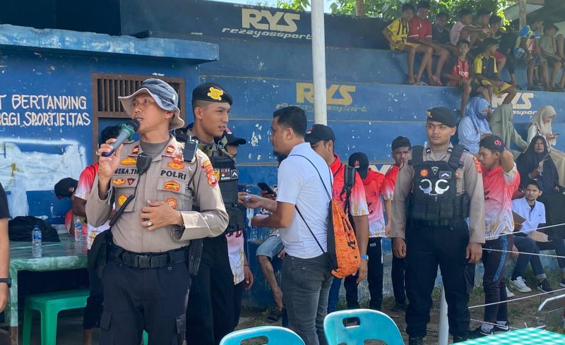 Kasat Samapta Polres Abdya, Iptu Reka Teruna menyampaikan pesan Kamtibmas melalui pengeras suara di lapangan Persada Blangpidie. (Foto. Teukunizar/NOA.co.id)