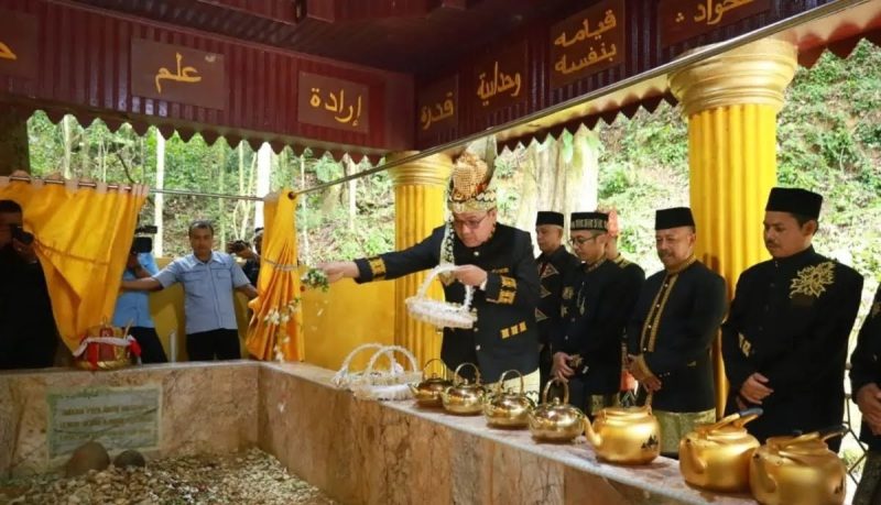 Penjabat Bupati Aceh Barat, Mahdi Efendi melakukan ziarah ke malam pahlawan nasional Teuku Umar Johan Pahlawan, di kawasan Pegunungan Mugo, Kecamatan Panton Reue, kabupaten setempat pada peringatan 125 tahun syahidnya pahlawan nasional tersebut, Jumat (23/2/2024) (Foto: noa.co.id/FA)