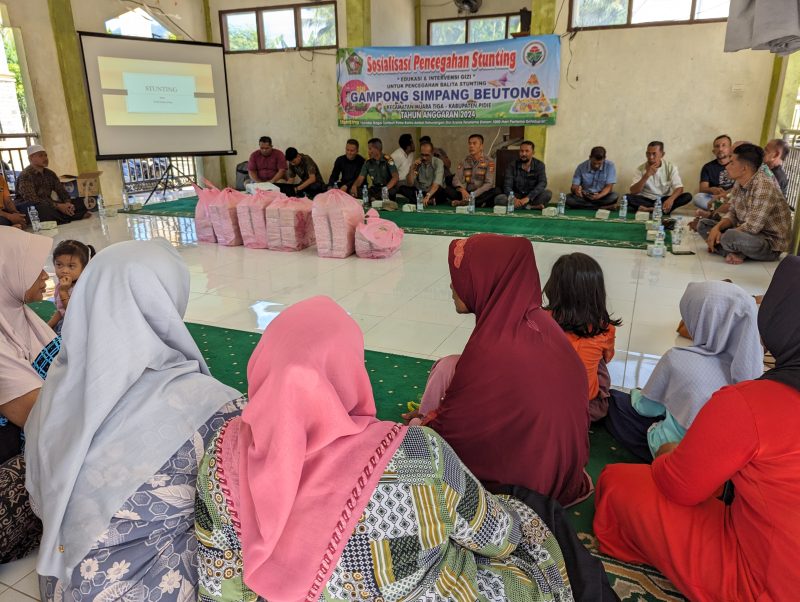 Warga Simpang Beutong Kecamatan Muara Tiga Kabupaten Pidie, saat mengikuti sosialisasi hukum, narkoba dan penanganan stunting di Meunasah, Jumat, (14/6/2024). Foto: Ist/NOA.co.id