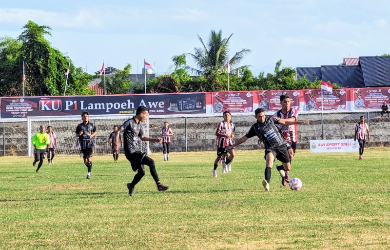 Pemain Putra Tangse, Pidie, saat melepaskan diri dari sergapan pemain Rimba Mila Ban Banda Aceh, pada Open Turnamen Kapolres Pidie Cup, di Stadion Kuta Asan, Sigli, Rabu, (26/6/2024) (Foto Amiruddin).