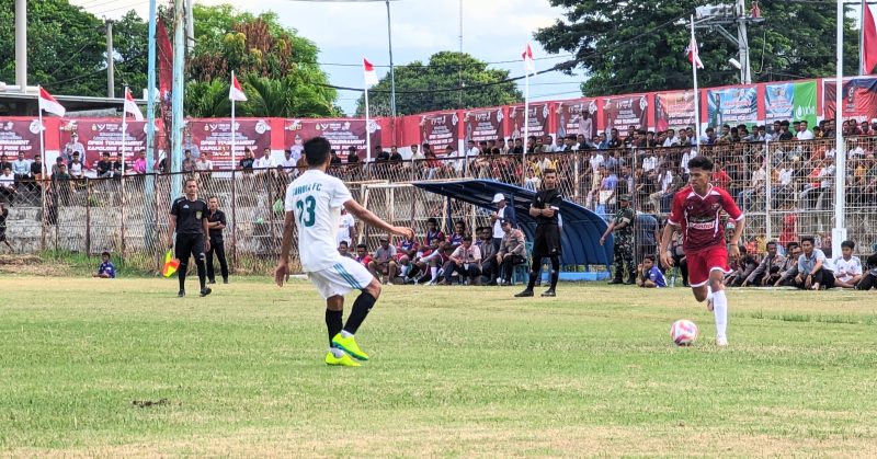 Pemain Pormas Lawueng sedang menggiring bola dan dijaga ketat pemain Corolla Tijue, pada laga lanjutan Open Turnamen Kapolres Pidie Cup di Stadion Kuta Asan Sigli, Jumat, (28/6/2024) (Foto Amiruddin).