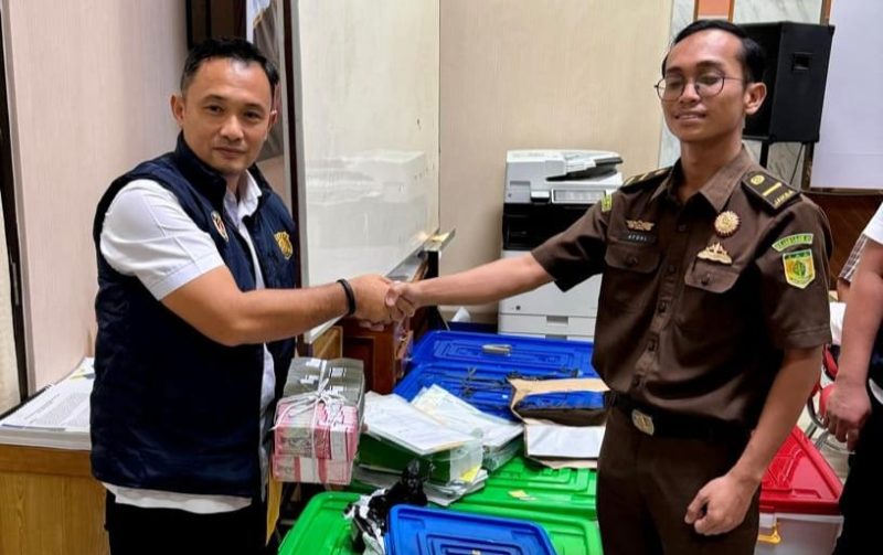 Penyidik Subdit Tipidkor Ditreskrimsus Polda Aceh, melaksanakan tahap II atau penyerahan tersangka dan barang bukti kasus korupsi pembangunan rumah sakit (RS) rujukan regional Aceh Tengah ke Kejaksaan Tinggi (Kejati) Aceh, Rabu, 8 Mei 2024. (Foto : Humas Polda Aceh)