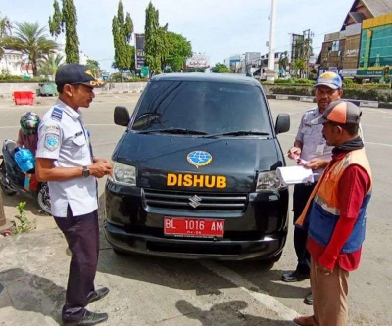 Petugas Dinas Perhubungan Kota Banda Aceh sedang patroli dan memberi arahan kepada juri parkir. Foto: humas diskominfotik-bna/NOA.co.id