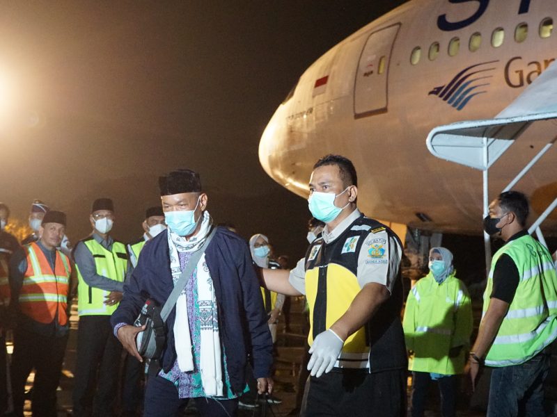 Arsip: para jamaah haji tahun 2022 saat tiba di Bandara Sultan Iskandar Muda (SIM), Blang Bintang, Aceh Besar. Foto: Aprizali Munandar/Noa.co.id