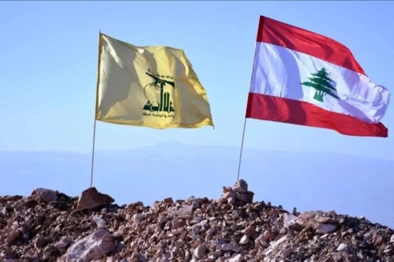 Bendera Lebanon (kanan) dan Hizbullah (kiri) yang didukung Iran. Foto: Anadolu.