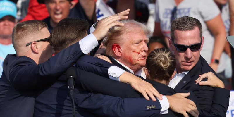 Telinga Donald Trump berdarah saat berkampanye di Pennsylvania. Foto: net.